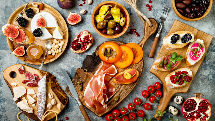 What is the difference between tapas and pinchos?