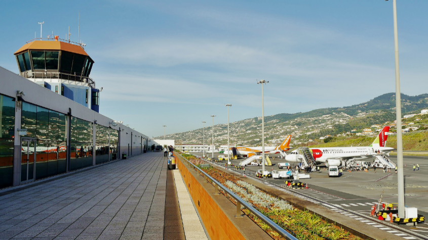 How do I get from Madeira Airport to Funchal?